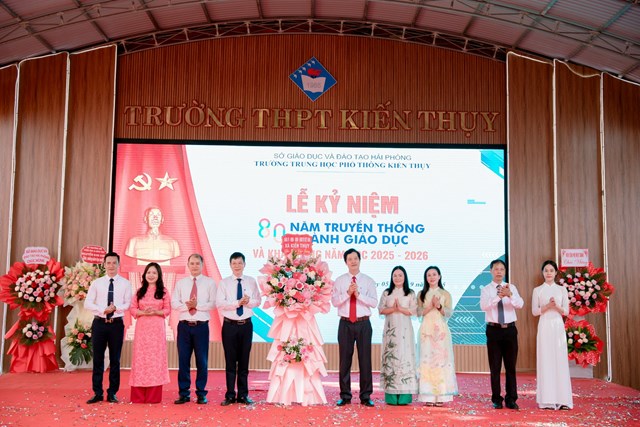 Trường THPT Kiến Thụy vinh dự được nhận hoa của Bộ trưởng Bộ gi&aacute;o dục Nguyễn Kim Sơn nh&acirc;n dịp khai giảng năm học 2025-2026