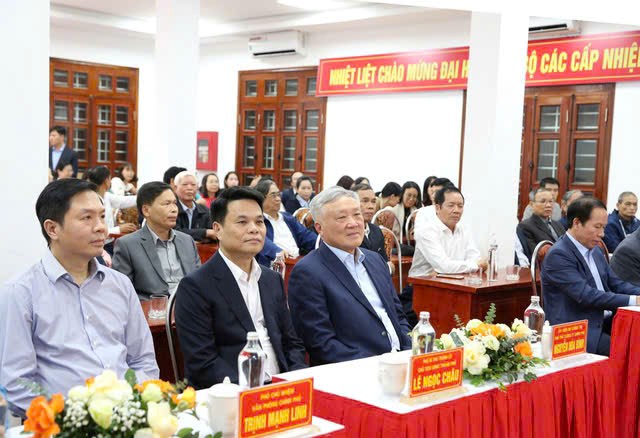 Ph&oacute; Thủ tướng Thường trực Ch&iacute;nh phủ Nguyễn H&ograve;a B&igrave;nh v&agrave; c&aacute;c đại biểu thăm Trường THPT Kiến An