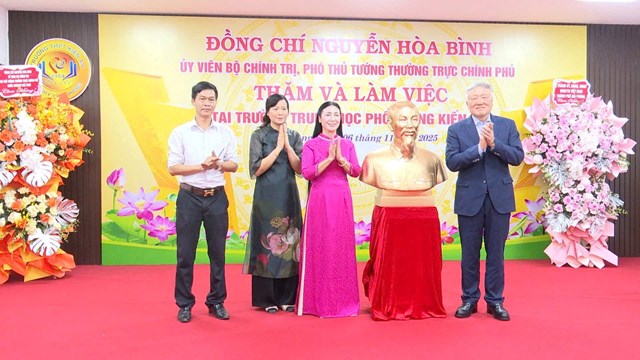 Ph&oacute; Thủ tướng Thường trực Ch&iacute;nh phủ Nguyễn H&ograve;a B&igrave;nh ch&uacute;c mừng c&aacute;c thế hệ thầy c&ocirc; gi&aacute;o Trường THPT Kiến An