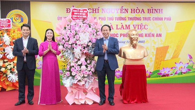 Đồng ch&iacute; L&ecirc; Tiến Ch&acirc;u, Ủy vi&ecirc;n Trung ương Đảng, B&iacute; thư Th&agrave;nh ủy, Trưởng Đo&agrave;n đại biểu Quốc hội th&agrave;nh phố v&agrave; đồng ch&iacute; L&ecirc; Ngọc Ch&acirc;u, Ph&oacute; b&iacute; thư Th&agrave;nh ủy, Chủ tịch UBND th&agrave;nh phố tặng hoa ch&uacute;c mừng Trường THPT Kiến An.