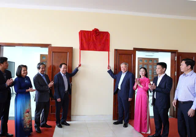 Đồng ch&iacute; Nguyễn H&ograve;a B&igrave;nh, Uỷ vi&ecirc;n Bộ Ch&iacute;nh trị, Ph&oacute; Thủ tướng Thường trực Ch&iacute;nh phủ v&agrave; đồng ch&iacute; L&ecirc; Tiến Ch&acirc;u, Ủy vi&ecirc;n Trung ương Đảng, B&iacute; thư Th&agrave;nh ủy, Trưởng Đo&agrave;n đại biểu Quốc hội th&agrave;nh phố Hải Ph&ograve;ng c&ugrave;ng c&aacute;c đại biểu khai trương ph&ograve;ng học th&ocirc;ng minh tại Trường THPT Kiến An.