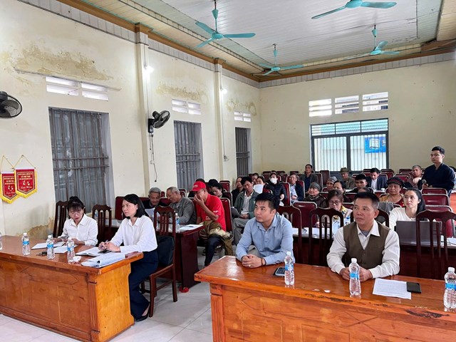 Quang cảnh hội nghị c&ocirc;ng khai phương &aacute;n bồi thường, hỗ trợ GPMB đường gom đường sắt tại th&ocirc;n Phương Duệ.