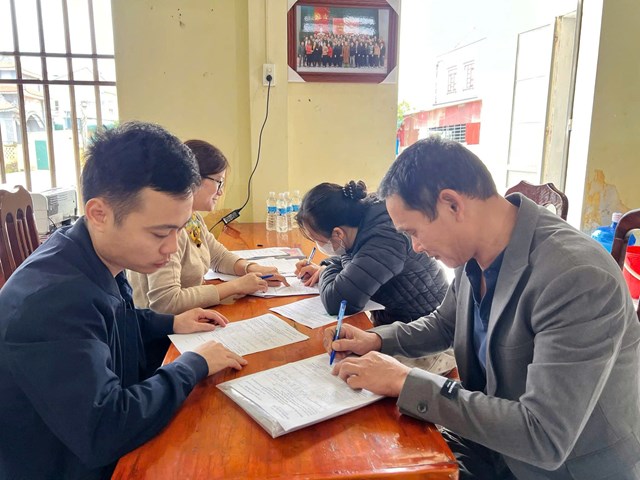 C&aacute;c hộ d&acirc;n k&yacute; x&aacute;c nhận phương &aacute;n bồi thường, hỗ trợ sau khi được c&ocirc;ng khai v&agrave; giải đ&aacute;p thắc mắc.