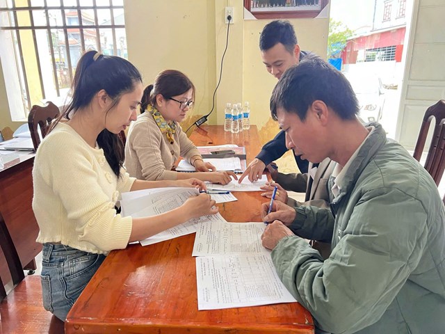 C&aacute;n bộ Hội đồng BT&ndash;HT&ndash;TĐC hướng dẫn c&aacute;c hộ d&acirc;n r&agrave; so&aacute;t phương &aacute;n bồi thường.