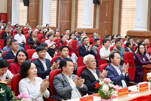 C&aacute;c đại biểu v&agrave; nh&acirc;n d&acirc;n dự Ng&agrave;y hội trong kh&ocirc;ng kh&iacute; đo&agrave;n kết, phấn khởi.