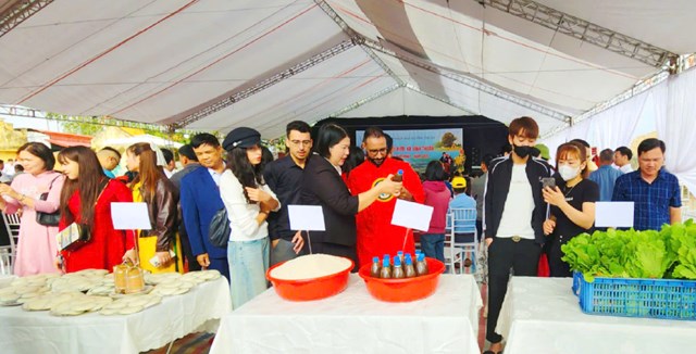 Lễ hội được tổ chức tại khu di t&iacute;ch lịch sử cấp Quốc gia Miếu L&aacute;c, thu h&uacute;t đ&ocirc;ng đảo người d&acirc;n v&agrave; du kh&aacute;ch.