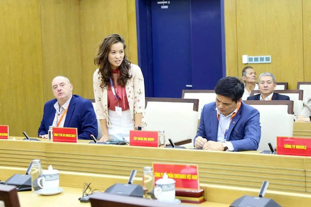 Đại diện doanh nghiệp H&agrave; Lan ph&aacute;t biểu &yacute; kiến trao đổi.