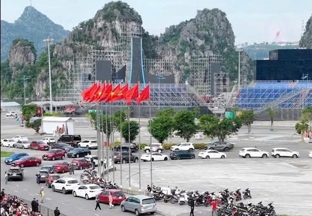 C&ocirc;ng t&aacute;c chuẩn bị s&acirc;n khấu v&agrave; ph&acirc;n luồng giao th&ocirc;ng tại khu vực đường Trần Quốc Nghiễn, phường Hạ Long &ndash; nơi sẽ diễn ra Concert ch&agrave;o mừng 89 năm Ng&agrave;y Truyền thống C&ocirc;ng nh&acirc;n v&ugrave;ng Mỏ &ndash; Ng&agrave;nh Than - Quảng Ninh.