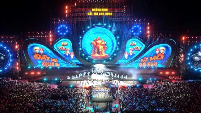 Concert &ldquo;Quảng Ninh &ndash; Đất mỏ anh h&ugrave;ng" thu h&uacute;t h&agrave;ng vạn người d&acirc;n du kh&aacute;ch tham dự.