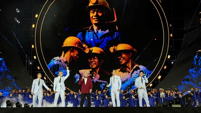 C&aacute;c ca sĩ thể hiện ca kh&uacute;c về người thợ mỏ tr&ecirc;n nền h&igrave;nh ảnh c&ocirc;ng nh&acirc;n ng&agrave;nh Than &ndash; điểm nhấn tri &acirc;n s&acirc;u sắc trong chương tr&igrave;nh.