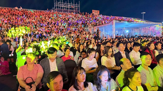 Kh&aacute;n đ&agrave;i nghịt người ở khu vực ngo&agrave;i trời, thể hiện sức lan tỏa mạnh mẽ của chương tr&igrave;nh nghệ thuật lớn nhất dịp kỷ niệm 89 năm truyền thống v&ugrave;ng mỏ.