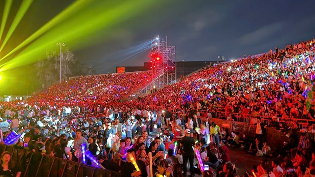 Kh&aacute;n giả ngồi k&iacute;n c&aacute;c h&agrave;ng ghế trung t&acirc;m, tạo n&ecirc;n bầu kh&ocirc;ng kh&iacute; s&ocirc;i động v&agrave; cuồng nhiệt tại sự kiện.