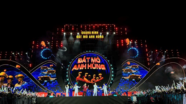 S&acirc;n khấu ho&agrave;nh tr&aacute;ng của chương tr&igrave;nh nghệ thuật &ldquo;Quảng Ninh &ndash; Đất mỏ anh h&ugrave;ng&rdquo; với hiệu ứng mặt trời mọc v&agrave; hệ thống &aacute;nh s&aacute;ng hiện đại, thu h&uacute;t h&agrave;ng vạn kh&aacute;n giả.