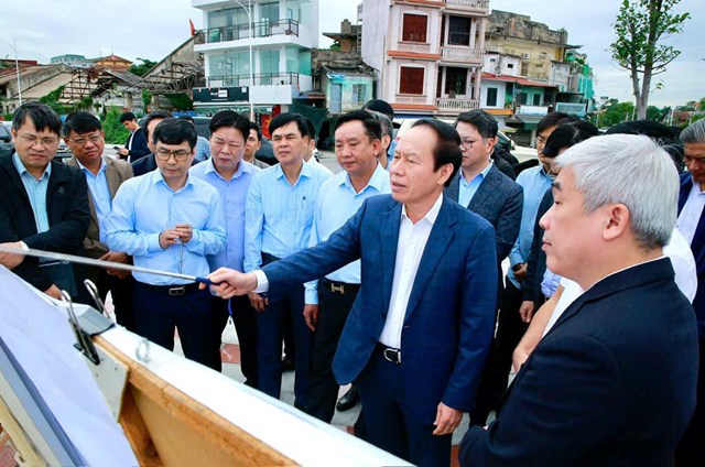 B&iacute; thư Th&agrave;nh ủy Hải Ph&ograve;ng L&ecirc; Tiến Ch&acirc;u nghe b&aacute;o c&aacute;o hiện trạng v&agrave; phương &aacute;n triển khai c&aacute;c hạng mục thuộc Dự &aacute;n Ph&aacute;t triển th&agrave;nh phố Hải Ph&ograve;ng th&iacute;ch ứng với biến đổi kh&iacute; hậu, trong chuyến kiểm tra tại khu vực trung t&acirc;m th&agrave;nh phố s&aacute;ng 12/11.