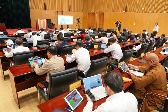 C&aacute;c đại biểu biểu quyết tại Kỳ họp.