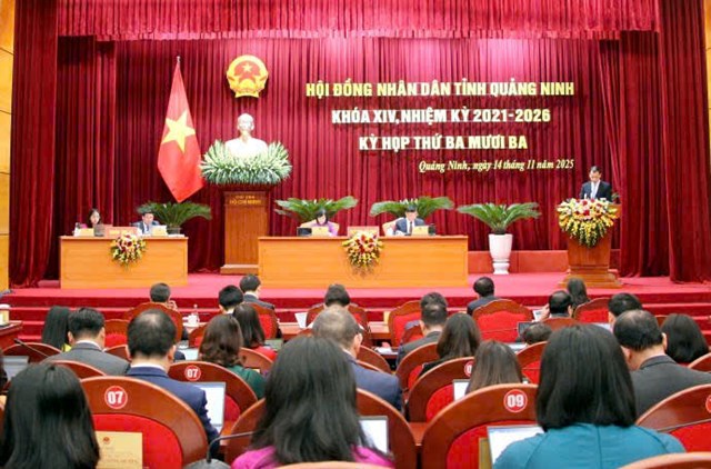 Quang cảnh Kỳ họp thứ 33 (kỳ họp chuy&ecirc;n đề) HĐND tỉnh Quảng Ninh kh&oacute;a XIV, nhiệm kỳ 2021-2026 diễn ra s&aacute;ng 14/11/2025. C&aacute;c đại biểu tham dự thảo luận v&agrave; quyết nghị nhiều nội dung quan trọng của tỉnh.