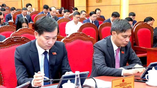 C&aacute;c đại biểu HĐND tỉnh tập trung nghi&ecirc;n cứu t&agrave;i liệu được tr&igrave;nh tại kỳ họp.