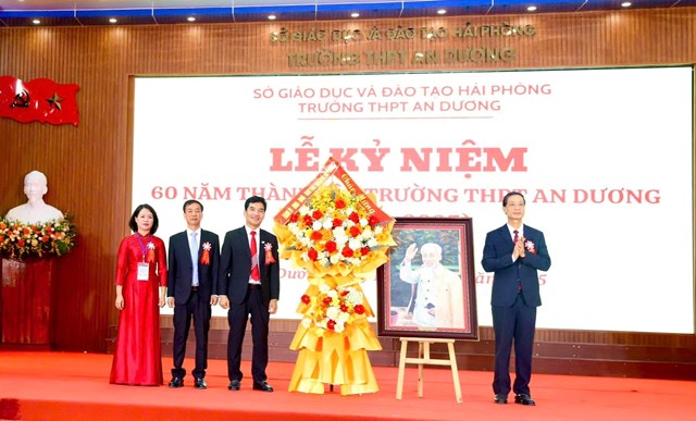 Đồng ch&iacute; Đỗ Mạnh Hiến, Ph&oacute; B&iacute; thư thường trực Th&agrave;nh ủy Hải Ph&ograve;ng tặng hoa v&agrave; qu&agrave; ch&uacute;c mừng trường THPT An Dương