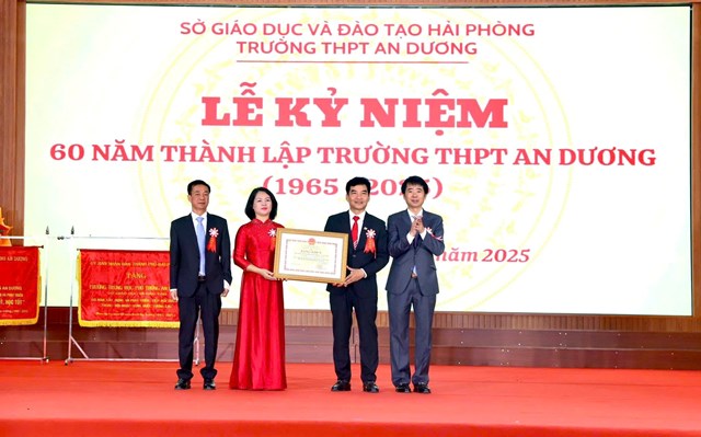 Thừa uỷ quyền Bộ Gi&aacute;o dục v&agrave; Đ&agrave;o tại, đại diện Sở Gi&aacute;o dục v&agrave; Đ&agrave;o tạo Hải Ph&ograve;ng trao bằng khen của Bộ Gi&aacute;o dục v&agrave; Đ&agrave;o tạo tặng trường