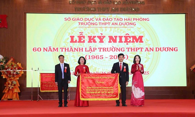 Đồng ch&iacute; Trần Thị Quỳnh Trang - Ủy vi&ecirc;n Th&agrave;nh Ủy, B&iacute; Thư Đảng ủy, Chủ tịch HĐND Phường An Dương tặng hoa ch&uacute;c mừng Nh&agrave; trường