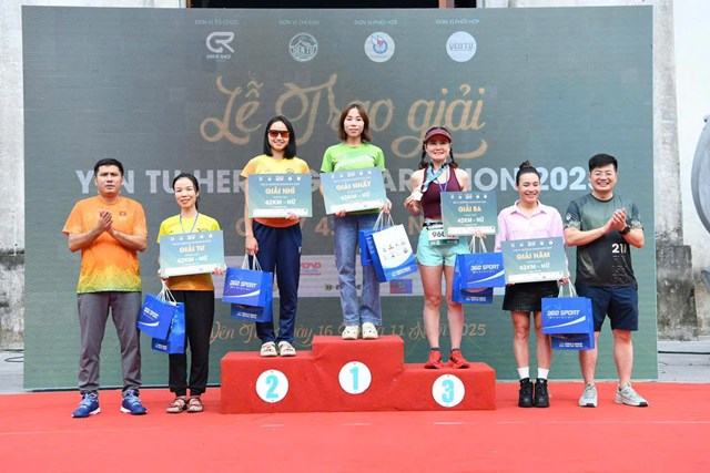 BTC trao giải cho c&aacute;c VĐV đạt th&agrave;nh t&iacute;ch.