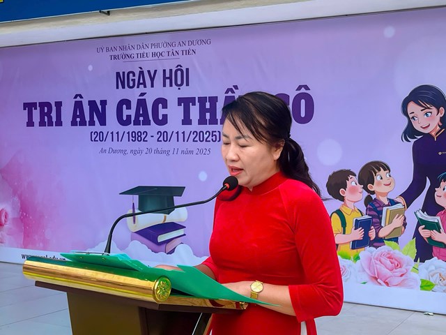 C&ocirc; gi&aacute;o Trần Thị Lan Phương &ndash; Hiệu trưởng Trường Tiểu học T&acirc;n Tiến ph&aacute;t biểu tại Ng&agrave;y hội Tri &acirc;n c&aacute;c Thầy C&ocirc; 20/11.