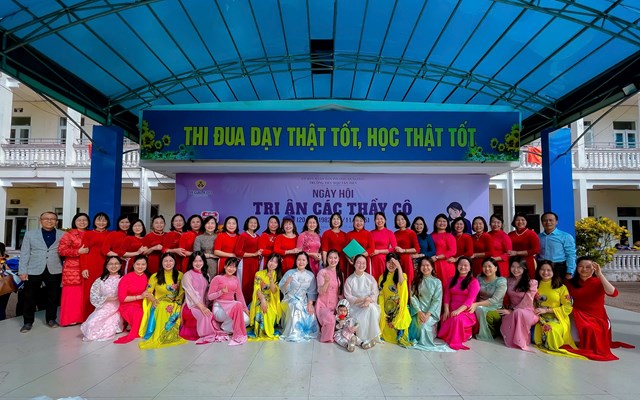 Tập thể gi&aacute;o vi&ecirc;n Trường Tiểu học T&acirc;n Tiến trong t&agrave; &aacute;o d&agrave;i truyền thống chụp ảnh lưu niệm nh&acirc;n Ng&agrave;y 20/11.