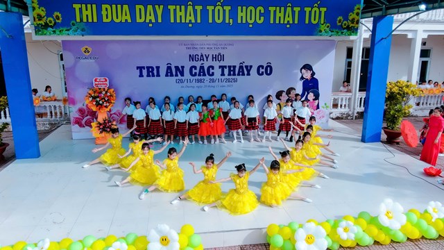 Trường Tiểu học T&#226;n Tiến long trọng tổ chức Ng&#224;y hội Tri &#226;n c&#225;c Thầy C&#244; nh&#226;n Ng&#224;y Nh&#224; gi&#225;o Việt Nam 20/11 - Ảnh 8