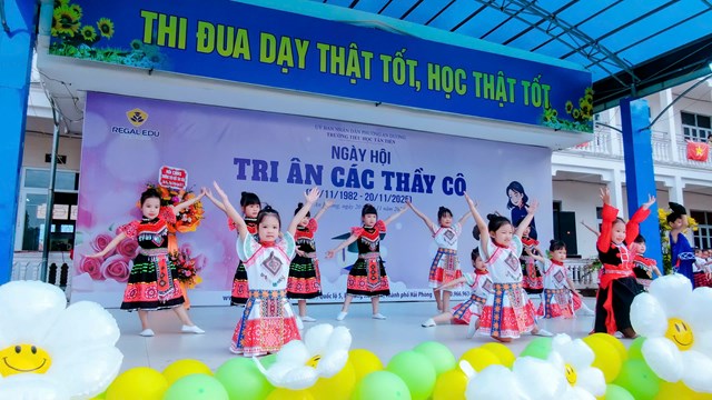 Trường Tiểu học T&#226;n Tiến long trọng tổ chức Ng&#224;y hội Tri &#226;n c&#225;c Thầy C&#244; nh&#226;n Ng&#224;y Nh&#224; gi&#225;o Việt Nam 20/11 - Ảnh 2