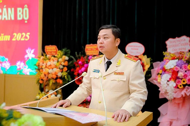 Thiếu tướng Nguyễn Tiến Trung, t&acirc;n Gi&aacute;m đốc C&ocirc;ng an tỉnh Quảng Ninh ph&aacute;t biểu nhận nhiệm vụ tại buổi lễ.