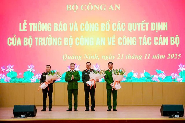 Thượng tướng Nguyễn Ngọc L&acirc;m, Thứ trưởng Bộ C&ocirc;ng an tặng hoa ch&uacute;c mừng c&aacute;c đồng ch&iacute;: Thượng t&aacute; C&ugrave; Quốc Thắng, Thượng t&aacute; Phạm Văn Dũng, Thượng t&aacute; B&ugrave;i Duy Hưng nhận nhiệm vụ mới.