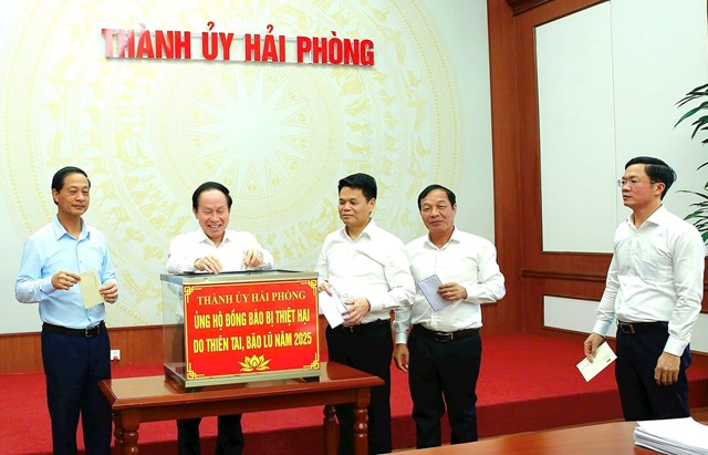 C&aacute;c đồng ch&iacute; l&atilde;nh đạo Th&agrave;nh ủy Hải Ph&ograve;ng tham gia ủng hộ đồng b&agrave;o bị thiệt hại do thi&ecirc;n tai, b&atilde;o lũ năm 2025.