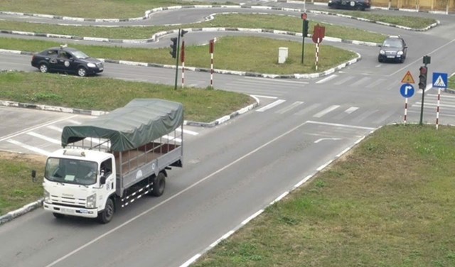 Học vi&ecirc;n thực h&agrave;nh b&agrave;i thi l&aacute;i xe &ocirc; t&ocirc; trong sa h&igrave;nh, kiểm tra khả năng quan s&aacute;t v&agrave; xử l&yacute; t&igrave;nh huống theo quy định s&aacute;t hạch mới.