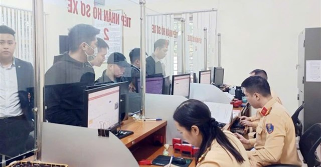 Lực lượng Cảnh s&aacute;t giao th&ocirc;ng tiếp nhận v&agrave; kiểm tra hồ sơ th&iacute; sinh tại khu vực l&agrave;m thủ tục s&aacute;t hạch giấy ph&eacute;p l&aacute;i xe.