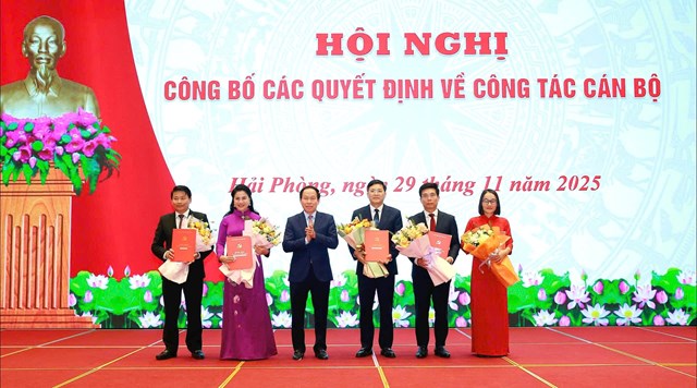 Đồng ch&iacute; B&iacute; thư Th&agrave;nh uỷ L&ecirc; Tiến Ch&acirc;u trao quyết định v&agrave; tặng hoa ch&uacute;c mừng c&aacute;c đồng ch&iacute; được điều động nhận nhiệm vụ mới trong c&aacute;c cơ quan Đảng, HĐND th&agrave;nh phố.