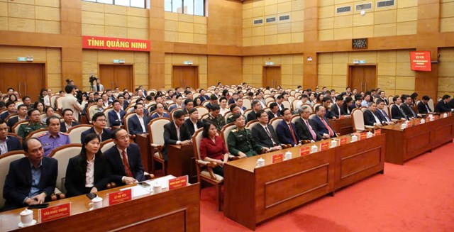 To&agrave;n cảnh Hội nghị triển khai Quyết định của Bộ Ch&iacute;nh trị về c&ocirc;ng t&aacute;c c&aacute;n bộ do Tỉnh ủy Quảng Ninh tổ chức s&aacute;ng 3/12/2025, với sự tham dự của l&atilde;nh đạo Trung ương, tỉnh Quảng Ninh v&agrave; đ&ocirc;ng đảo đại biểu c&aacute;c sở, ban, ng&agrave;nh.