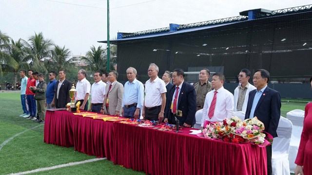 C&aacute;c đại biểu, kh&aacute;ch mời v&agrave; Ban Tổ chức l&agrave;m lễ ch&agrave;o cờ tại Lễ khai mạc Giải b&oacute;ng đ&aacute; Kết nối họ Ng&ocirc; ch&agrave;o mừng Đại hội họ Ng&ocirc; TP Hải Ph&ograve;ng lần thứ I, nhiệm kỳ 2025 &ndash; 2030.