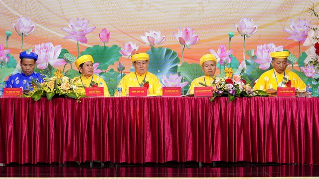 Đo&agrave;n Chủ tịch điều h&agrave;nh nội dung Đại hội theo chương tr&igrave;nh l&agrave;m việc ch&iacute;nh thức.