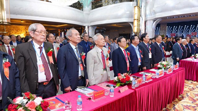 C&aacute;c đại biểu, trưởng l&atilde;o v&agrave; kh&aacute;ch mời thực hiện nghi thức ch&agrave;o cờ v&agrave; h&aacute;t Quốc ca trong phi&ecirc;n khai mạc Đại hội.