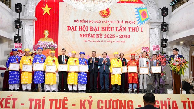 Hội đồng họ Ng&ocirc; th&agrave;nh phố Hải Ph&ograve;ng trao giấy khen, ghi nhận những tập thể v&agrave; c&aacute; nh&acirc;n c&oacute; nhiều đ&oacute;ng g&oacute;p trong c&ocirc;ng t&aacute;c d&ograve;ng họ nhiệm kỳ vừa qua.