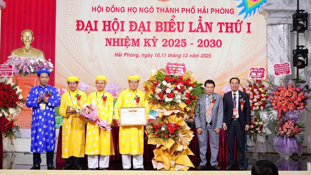 L&atilde;nh đạo Hội đồng họ Ng&ocirc; Việt Nam v&agrave; Hội đồng họ Ng&ocirc; th&agrave;nh phố Hải Ph&ograve;ng tặng hoa ch&uacute;c mừng Đại hội.