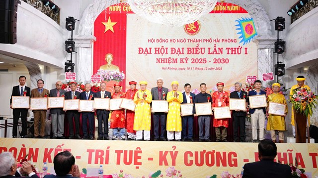 Hội đồng họ Ng&ocirc; th&agrave;nh phố Hải Ph&ograve;ng nhận Bằng khen v&agrave; hoa ch&uacute;c mừng từ đại diện c&aacute;c tổ chức, chi họ.