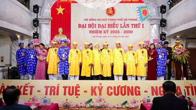 Ủy vi&ecirc;n Thường trực v&agrave; Ban Nghi lễ họ Ng&ocirc; th&agrave;nh phố Hải Ph&ograve;ng ra mắt Đại hội trong trang phục truyền thống.