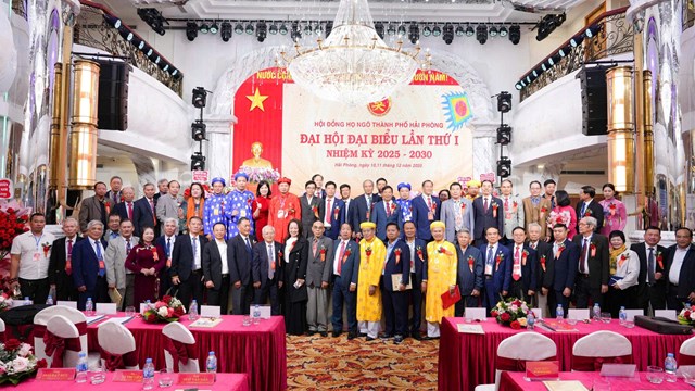 Ủy vi&ecirc;n Thường trực v&agrave; Ban Nghi lễ họ Ng&ocirc; th&agrave;nh phố Hải Ph&ograve;ng ra mắt Đại hội trong trang phục truyền thống.