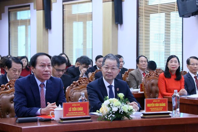 Đồng ch&iacute; Nguyễn Văn Quảng, Ủy vi&ecirc;n Trung ương Đảng, B&iacute; thư Đảng ủy, Ch&aacute;nh &aacute;n TAND tối cao; đồng ch&iacute; L&ecirc; Tiến Ch&acirc;u, Ủy vi&ecirc;n Trung ương Đảng, B&iacute; thư Th&agrave;nh ủy, Trưởng Đo&agrave;n đại biểu Quốc hội TP. Hải Ph&ograve;ng v&agrave; c&aacute;c đại biểu dự hội nghị