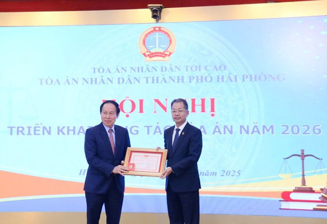 Đồng ch&iacute; Nguyễn Văn Quảng trao Kỷ niệm chương v&igrave; sự nghiệp T&ograve;a &aacute;n cho đồng ch&iacute; L&ecirc; Tiến Ch&acirc;u