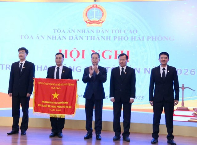 Ch&aacute;nh &aacute;n TAND tối cao Nguyễn Văn Quảng trao Cờ thi đua của Ch&iacute;nh phủ tặng TAND quận Kiến An &ndash; Đơn vị xuất sắc trong phong tr&agrave;o thi đua năm 2025.