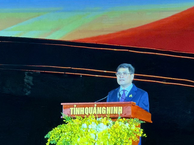 Đồng ch&iacute; B&ugrave;i Văn Khắng, Ph&oacute; B&iacute; thư Tỉnh ủy, Chủ tịch UBND tỉnh Quảng Ninh, đại diện c&aacute;c địa phương c&oacute; di sản ph&aacute;t biểu tại buổi lễ.