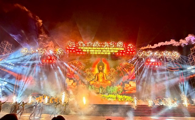 Chương tr&igrave;nh nghệ thuật đặc biệt &ldquo;Miền thi&ecirc;ng di sản &ndash; Tỏa s&aacute;ng h&agrave;o quang&rdquo; được d&agrave;n dựng c&ocirc;ng phu, tạo điểm nhấn tại Lễ đ&oacute;n nhận.