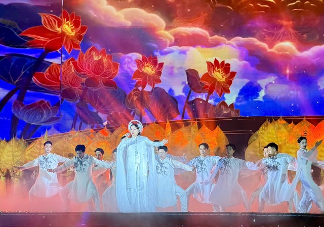 Kh&ocirc;ng gian Trung t&acirc;m Văn h&oacute;a Tr&uacute;c L&acirc;m Y&ecirc;n Tử rực rỡ &aacute;nh s&aacute;ng trong đ&ecirc;m Lễ đ&oacute;n nhận Bằng Di sản Văn h&oacute;a Thế giới.